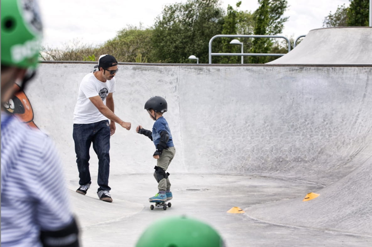 Cours de skateboard au skatepark 162